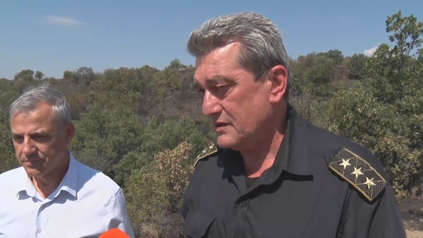 Противопожарни екипи и доброволци се борят със стихиите в района