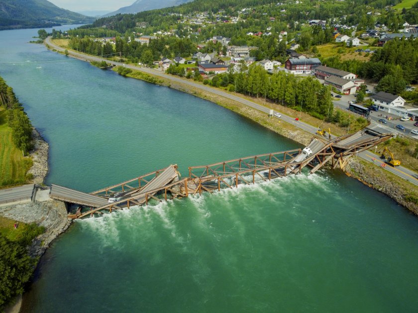 Мост се срути в Норвегия, докато по него минавали камион и кола (ВИДЕО)