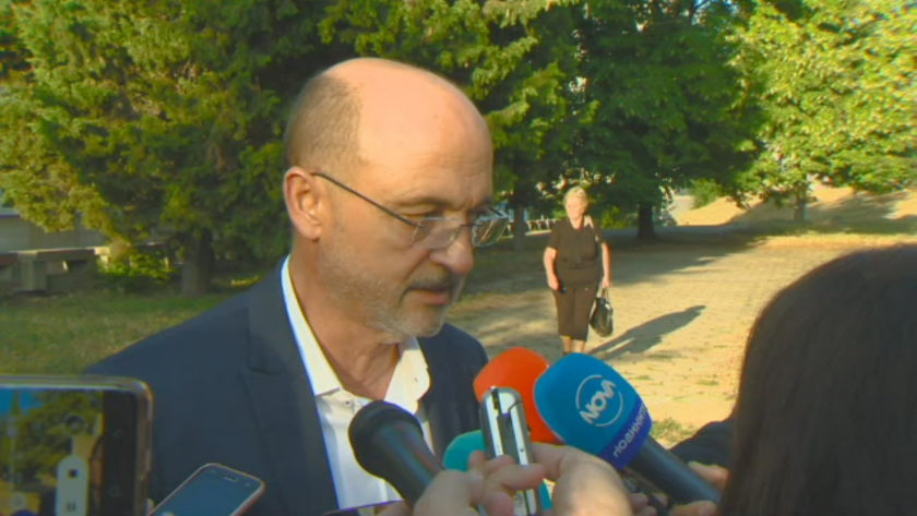 Двама възрастни и 12 деца остават за лечение в болницата