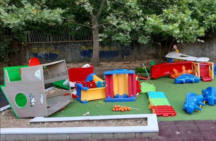деца вандалстват детска площадка русе