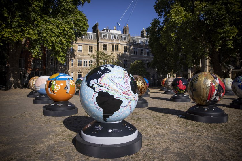 Скулптури на глобуси от благотворителния образователен проект за изкуства „The