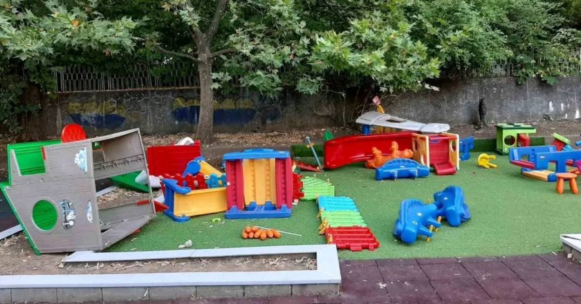 Деца са нанесли сериозни щети на площадката на една от