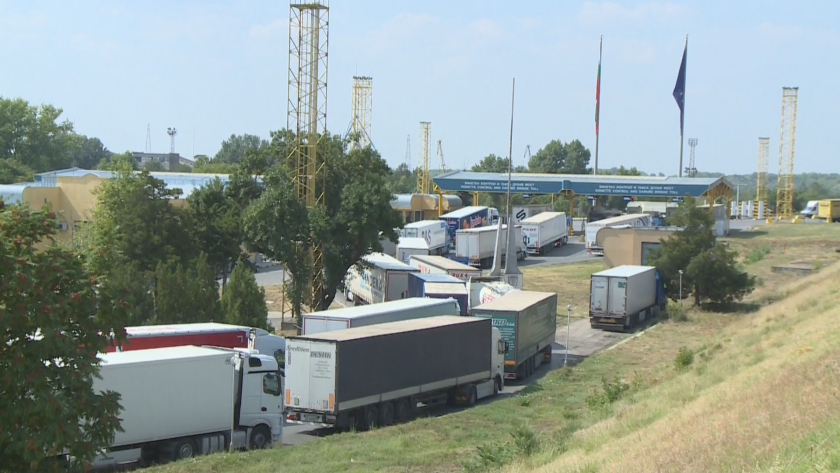 Опашките на Дунав мост: Превозвачи искат повече гишета и по-кратка обработка