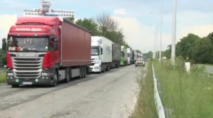 Втори ден продължава огромното задръстване от леки и товарни автомобили,