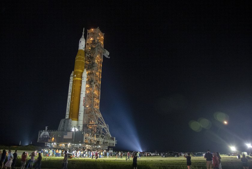Новата ракета на НАСА пристигна на стартовата площадка в 