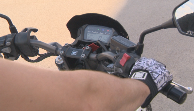 3-годишно дете беше пометено от моторист без книжка в сливенското