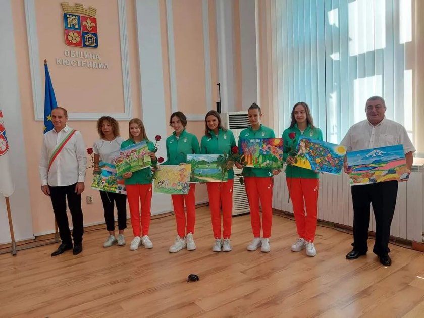 Олимпийските шампионки от ансамбъла получиха почетен знак за признателност от кмета на Кюстендил