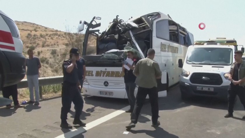 32-ма души загинаха при две отделни тежки катастрофи в Турция.Камион,