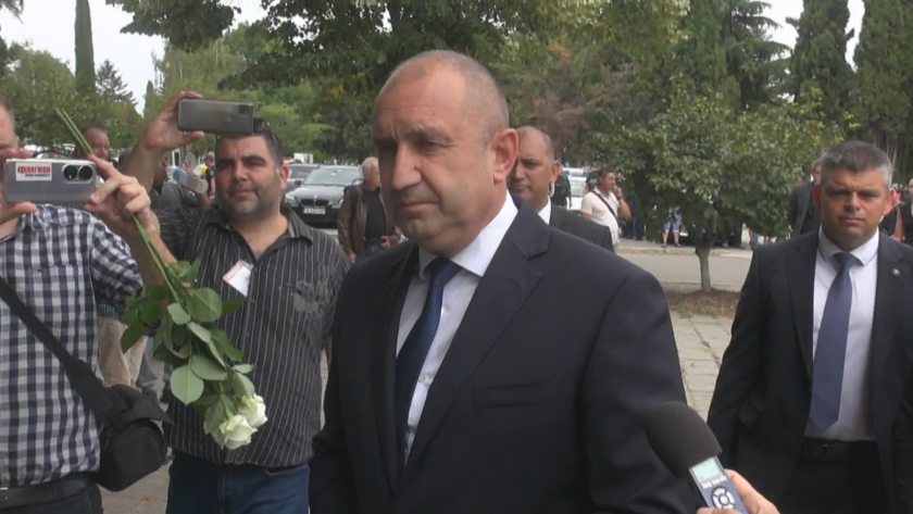 Президентът Радев: България изгуби двама доблестни полицаи