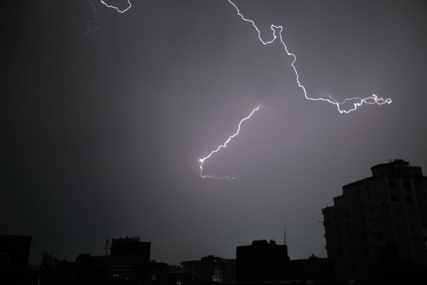 Силен дъжд с гръмотевици се изля над Стара Загора