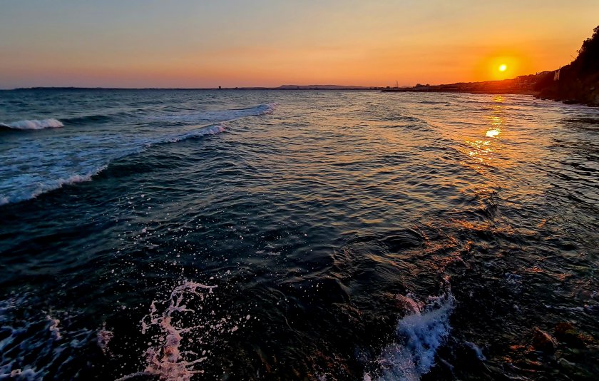 Днес преди обяд над цялата страна, а на изток през