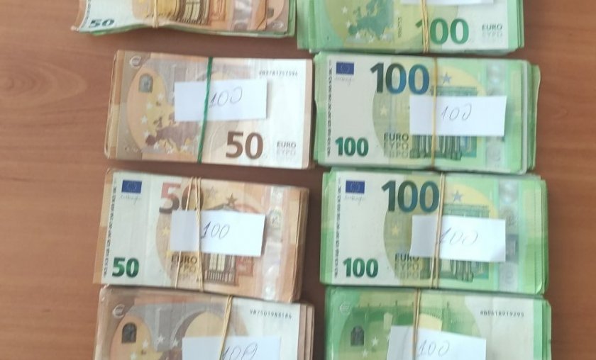 Митнически служители откриха недекларирана валута с левова равностойност 145 611