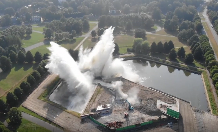 Властите в Латвия събориха паметник от съветската епоха по силата