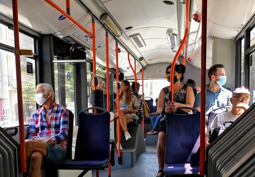 Отпада задължителното носене на маски в градския транспорт. Това ще