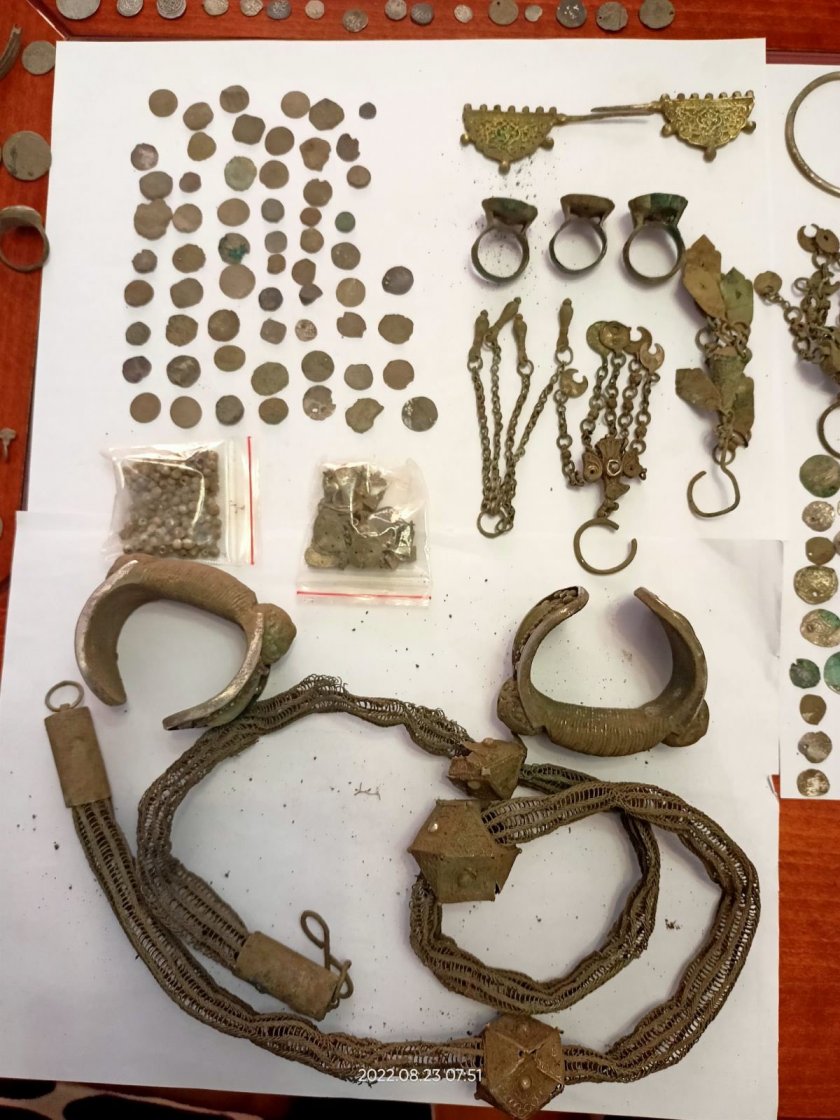 На голямо количество старинни предмети се натъкнаха служители на СБОП-Бургас
