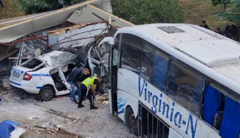 Двама полицаи загинаха при гонка с автобус с мигранти в Бургас (ОБЗОР)