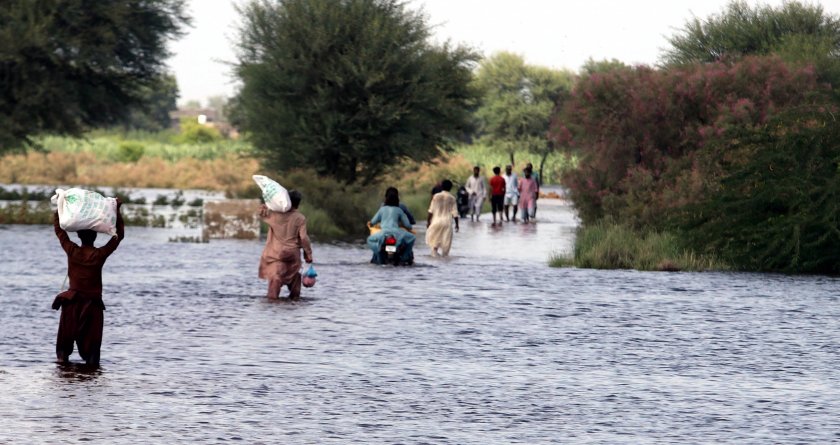 Унищожителни наводнения в Пакистан - една трета от страната е