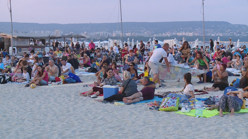 Най-дългата вечеря на плажа се проведе във Варна за осми