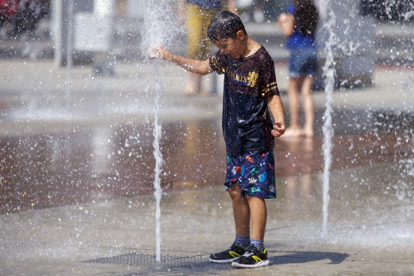 Предупреждение за опасно горещо време е обявено днес в почти