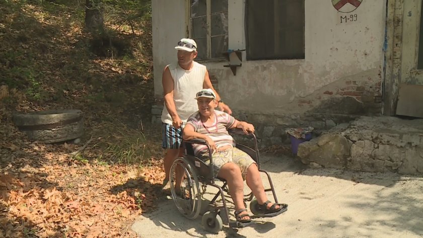 Семейство с инвалиди от Сандански живее без ток и без