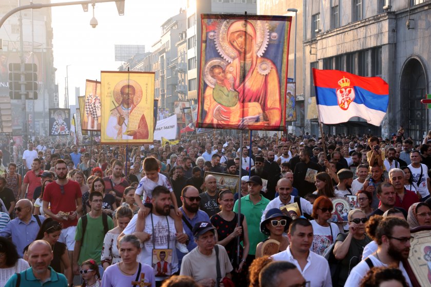 Многохиляден протест в Белград - хората, повечето силно религиозни и