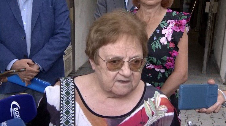 Изискването за носене на предпазна маска в градския транспорт ще