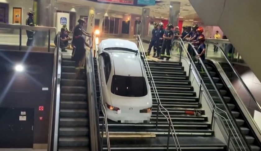 Испански пожарникари вадиха кола от подземна станция на градския транспорт (Видео)