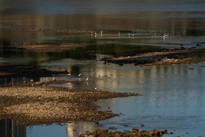 Дронове и ракети за предизвикване на дъжд са последната надежда