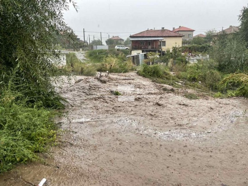 Тежка е ситуацията в Розино и Столетово след проливните дъждове, има бедстващ човек