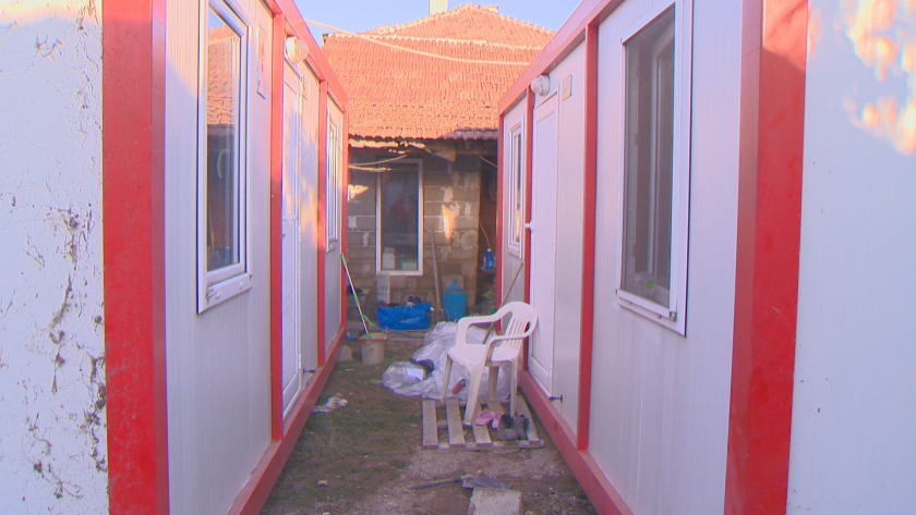 Семейство, останало без дом в Трилистник, прекара първата си нощ във фургони