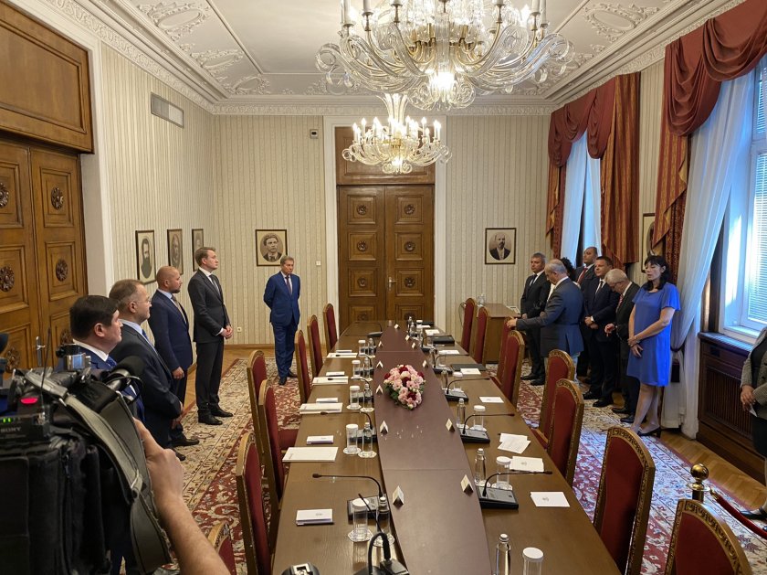 Президентът Румен Радев приема на Дондуков“ 2 представители на ръководството