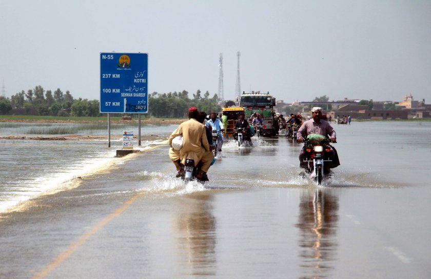 Катастрофалните наводнения в Пакистан отнеха живота на повече от 1