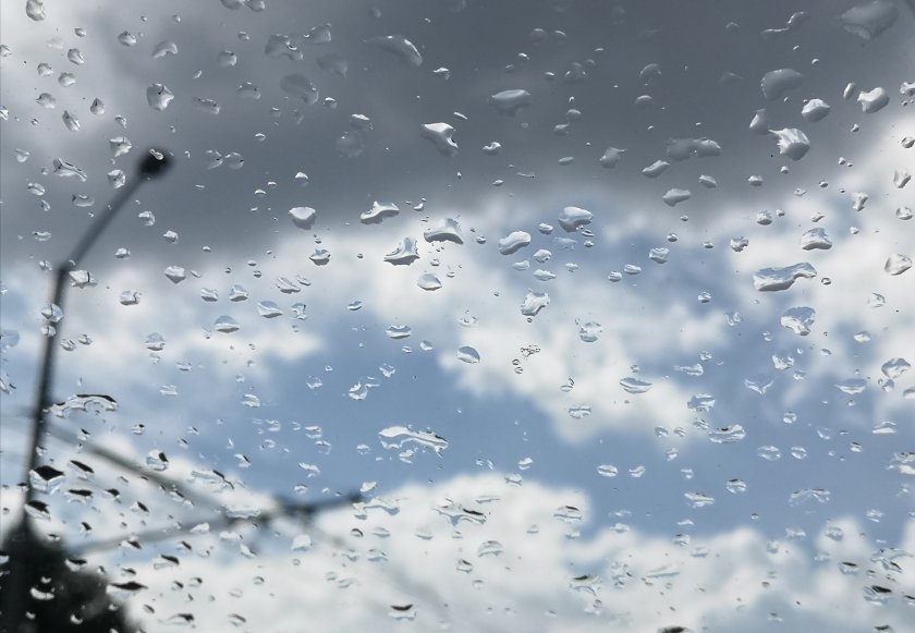 Валежи и гръмотевици на много места следобед