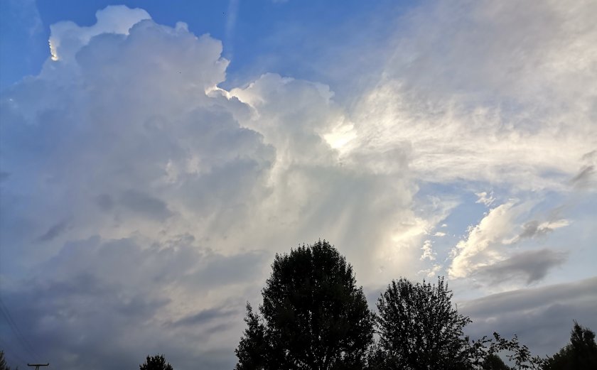 Над страната ще преобладава облачно време. Временни разкъсвания на облачността