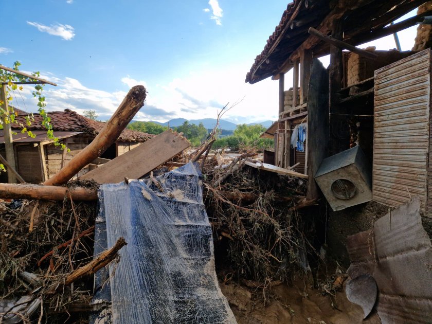 В Каравелово доброволци помагат за разчистването на селото