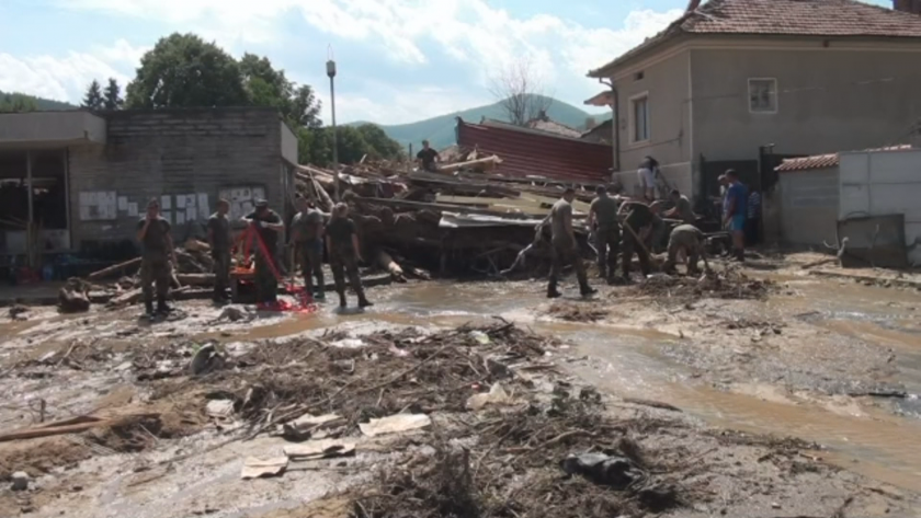 Трети ден след унищожителните наводнения в Карловско - хората от