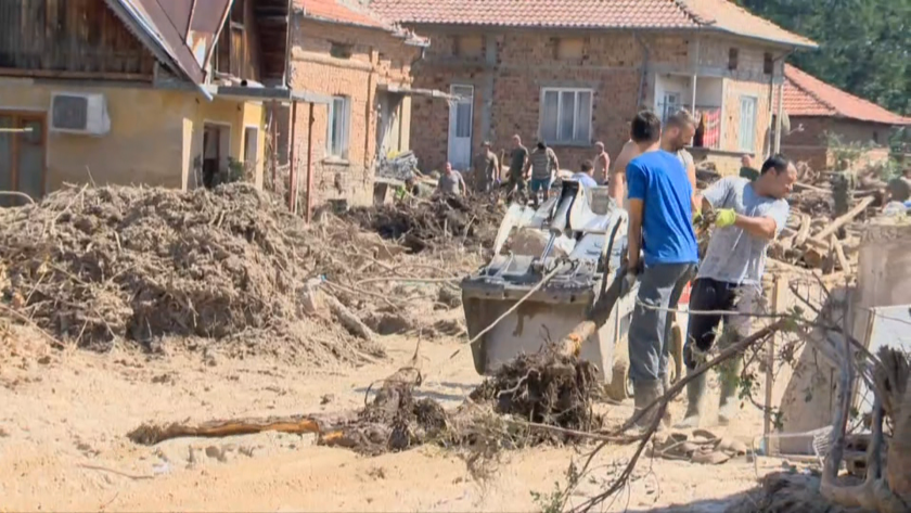 Днес се очаква да бъдат отпуснати храна и вода от