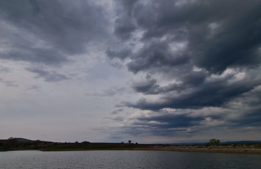 Максималните температури днес в повечето райони ще бъдат между 25°