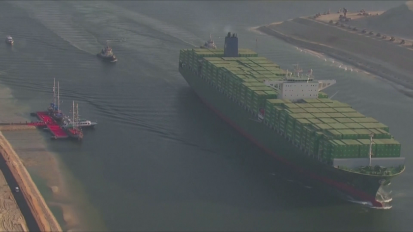 Заседнал танкер блокира за часове Суецкия канал
