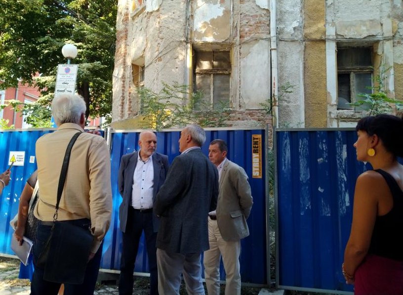 Багери са започнали да разрушават тютюнев склад в Пловдив. Сградата,