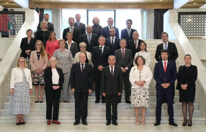​Министър-председателят Гълъб Донев проведе работна среща с посланиците от страните
