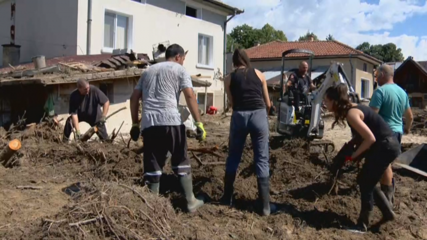 Продължава разчистването в карловските села Богдан, Каравелово и Слатина. Над