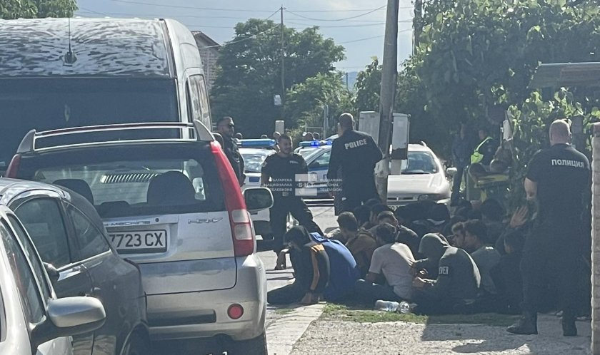 Полицията залови бус с 40 мигранти в Костинброд. По време