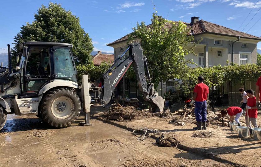 Все още няма достъп до част от Слатина, изчерпват се и хранителните стоки в магазините