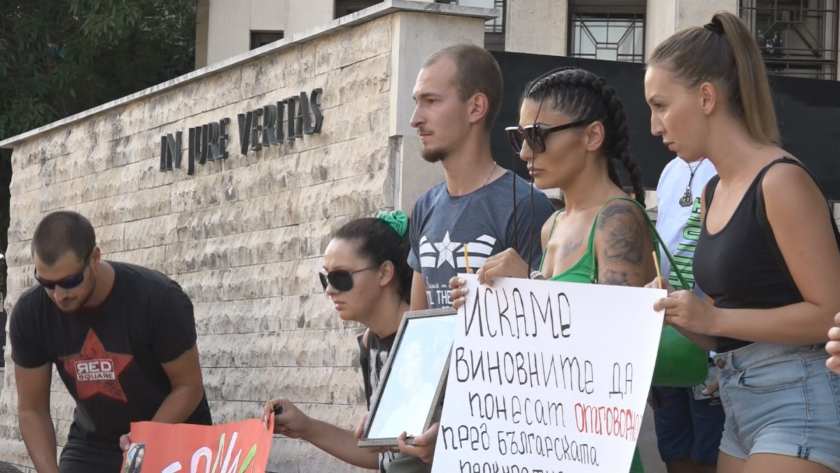 Близки на починалата родилка от Горна Оряховица отново се събират на протест