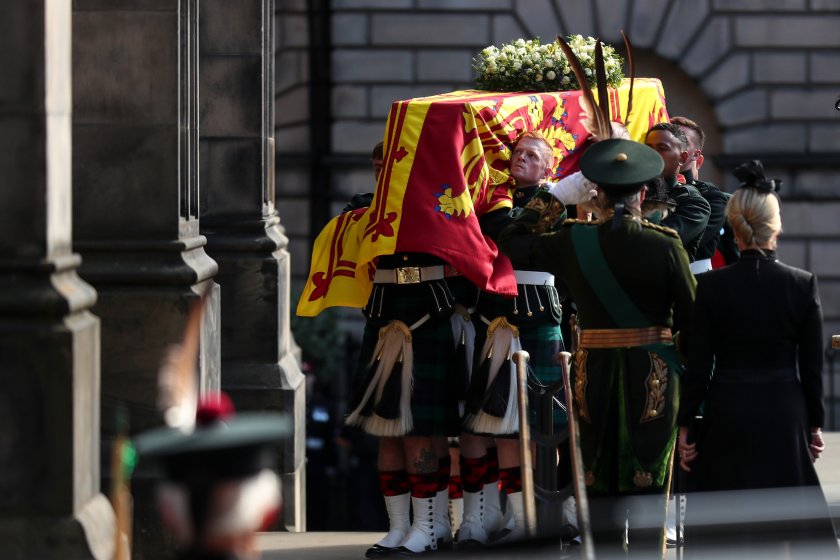 Над 26 000 души се поклониха пред ковчега на кралицата в Единбург
