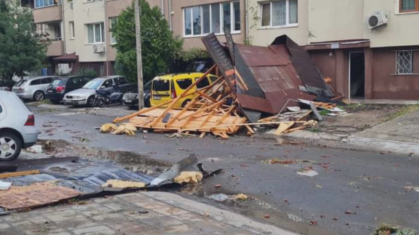 След ураганния вятър в района на Бургас - продължава разчистването