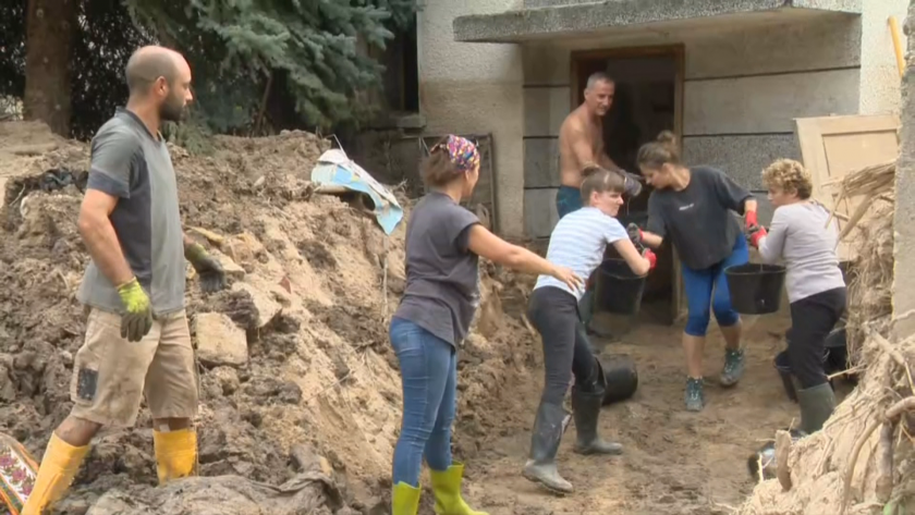 Стотици доброволци се притекоха на помощ на пострадалите от наводнението