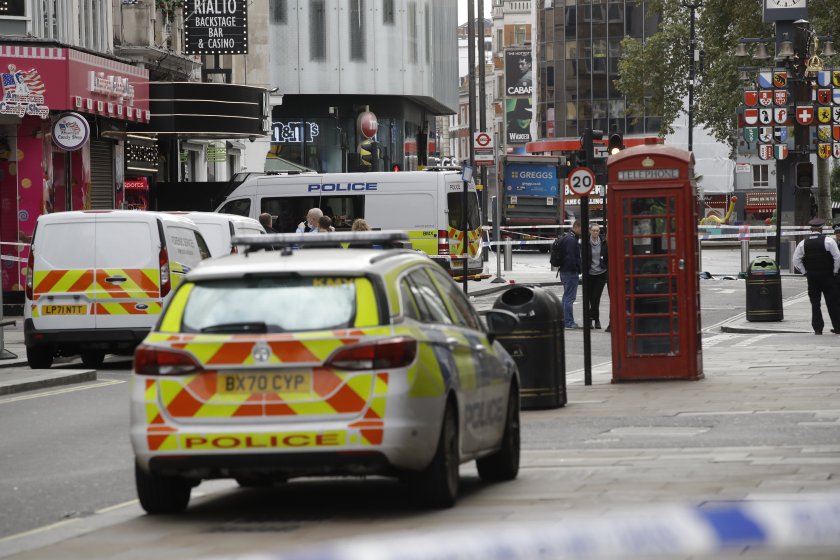 двама полицаи намушкани нож центъра лондон