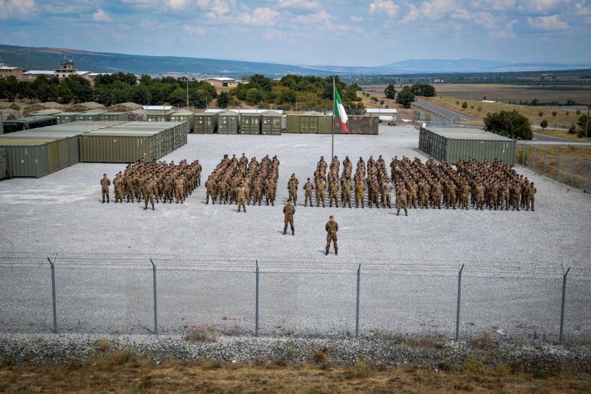 90% от италианския контингент с необходимото въоръжение, оборудване и технология